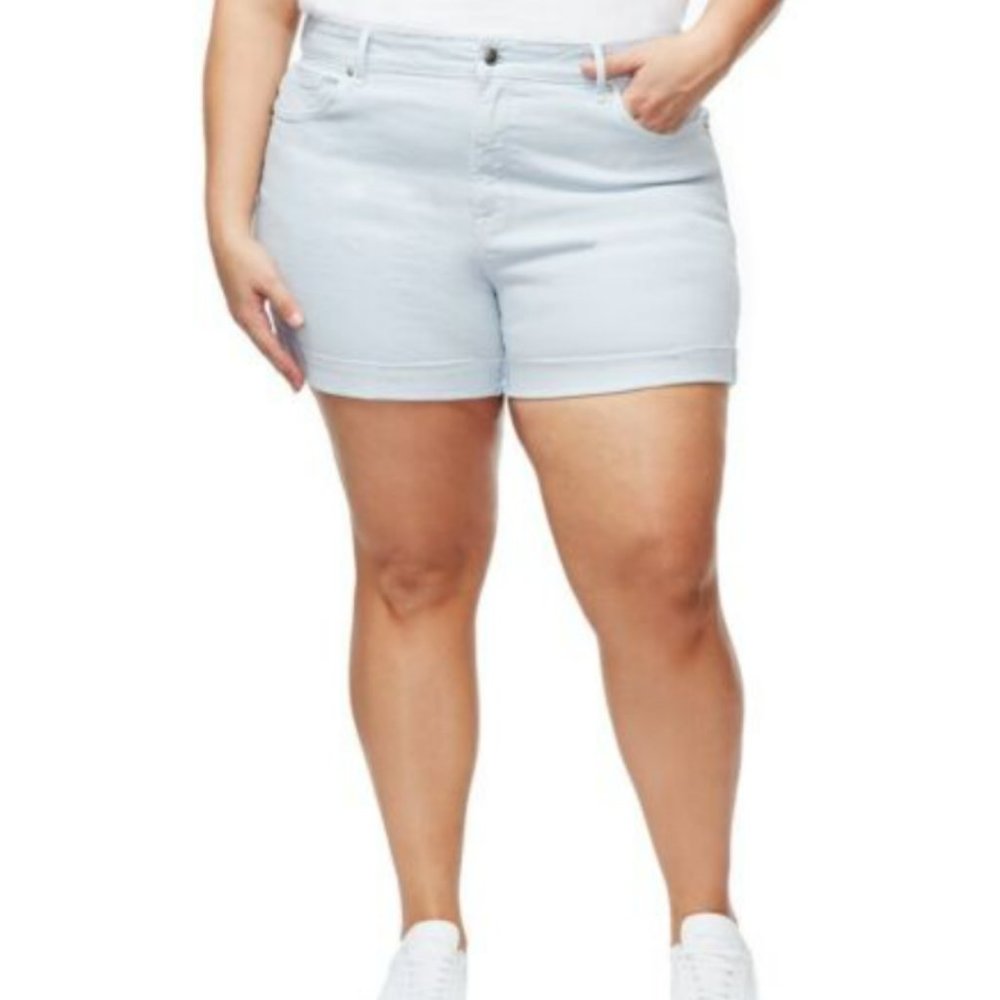 Good American The Cuffed Cut-Offs in Baby Blue